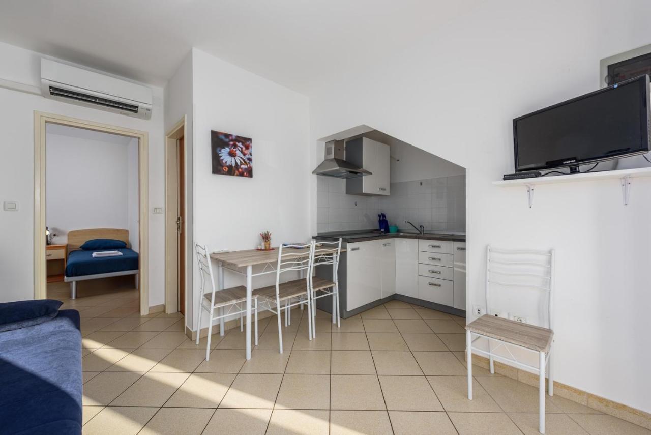 Lucrezia House With Apartments Lovrecica  Exterior photo