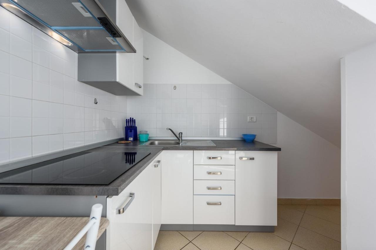 Lucrezia House With Apartments Lovrecica  Exterior photo